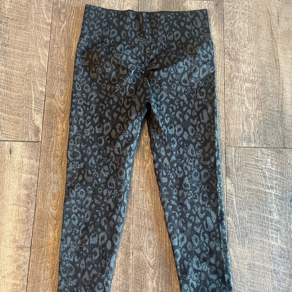 Women’s Gymshark Black Cheetah Leggings Size Small - Picture 4 of 6